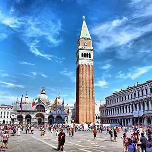 Raggio Di Sole Dietro Piazza San Marco Venecia